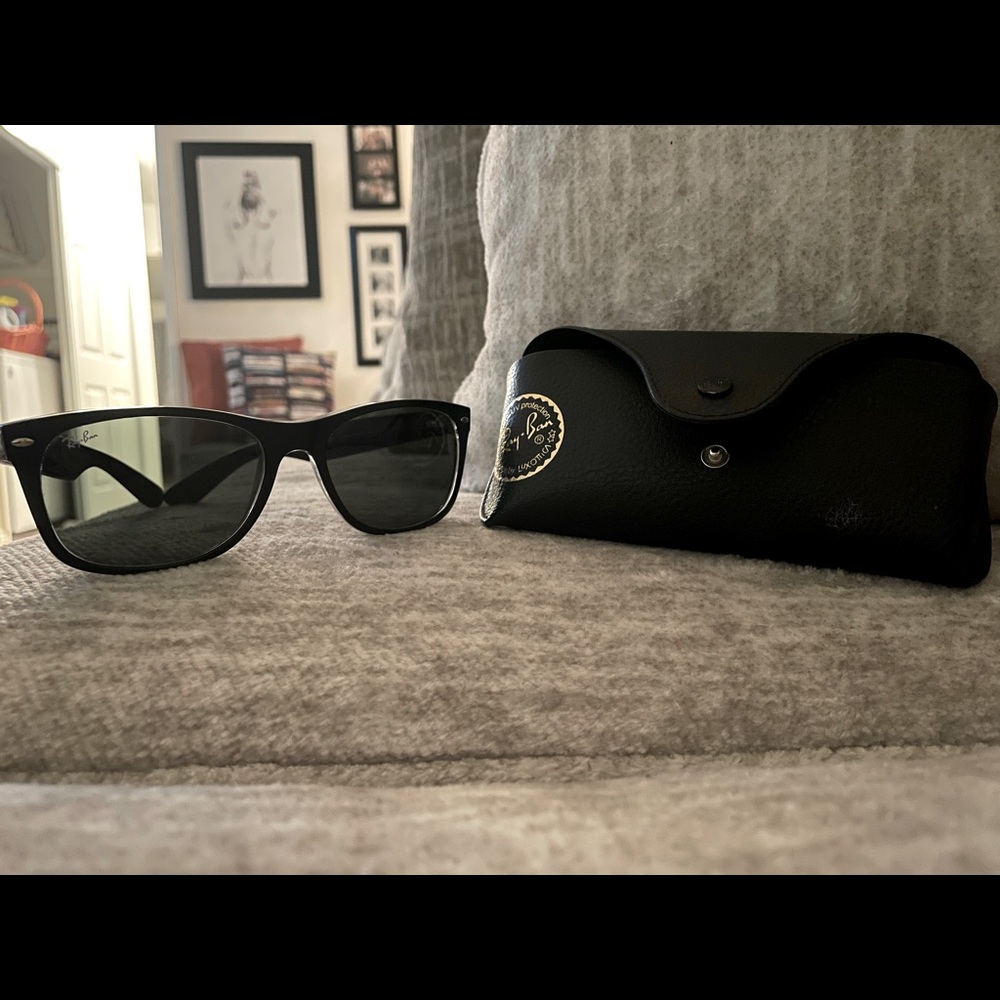RAY-BANS, LIKE NEW! Black w/ case